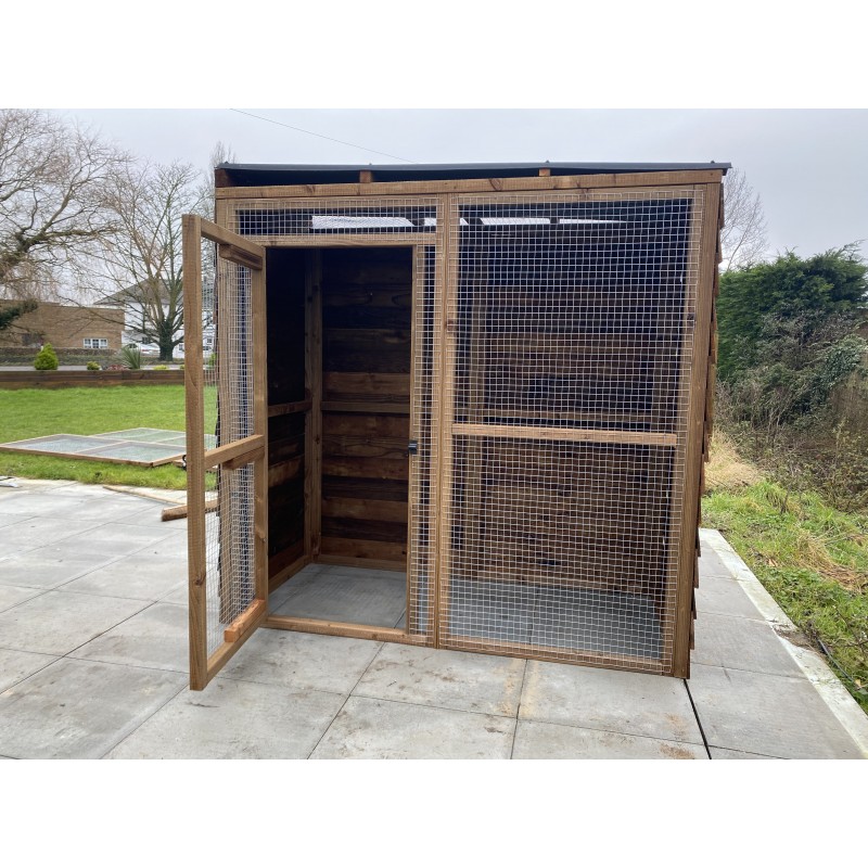 Free standing outlet dog pen